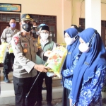 Bupati Baddrut Tamam dan Kapolres Pamekasan AKBP Rogib Triyanto memantau pelaksanaan Vaksinasi Merdeka di Pondok Pesantren Miftahul Qulub, Desa Polagan, Kecamatan Galis, Rabu (22/9/2021).