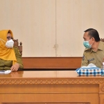 Wabup Bu Min (kiri) bersama Pj. Sekda Abimanyu (kanan) saat pengarahan penghapusan ratusan eselon IV. foto: SYUHUD/ BANGSAONLINE