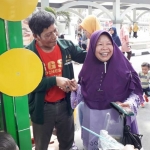 Salah satu PKL di Alun-alun Gresik tampak gembira saat dagangannya diborong oleh H. Moh. Khozin Ma