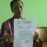 Kepala Bidang Ketenagaan dan Pengawasan Dinas Pendidikan (Disdik) Kabupaten Sumenep, Mohammad Anwarul Hidayat, menunjukkan surat pengajuan pencairan dana insentif guru honorer K2. foto: rahmatullah/ BANGSAONLINE
