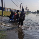 Banjir di Jalan Raya Porong, Sidoarjo.