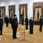 Gubernur Khofifah saat sesi foto bersama usai pelantikan dan pengambilan sumpah pejabat eselon III dan IV Dinas Kehutanan dan PU Cipta Karya. foto: DIDI ROSADI/ BANGSAONLINE