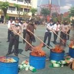 Wakapolda Jatim Brijen Pol Gatot saat pemusnahan barang bukti. foto: BANGSAONLINE