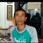 Sapto Widodo, penjahit kawakan di Pacitan.
