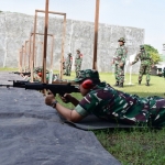 Para prajurit Korem 084/BJ saat berlatih menembak senjata ringan.