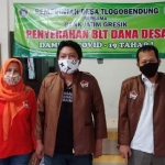 Ketua AKD Gresik, Nurul Yatim (tengah) bersama pengurus. foto: ist.