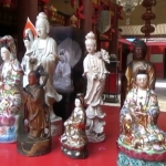 Patung para Dewa dari tiga agama itu di dalam Klenteng  Eng An Kiong di Kota Malang.