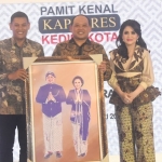 Wali Kota Kediri Abdullah Abu Bakar (kiri) saat menyerahkan cenderamata kepada AKBP Wahyudi saat acara pamit kenal Kapolres Kediri Kota di Hotel Grand Surya. Foto: Ist.