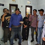 Ketua Harian RSTN Kediri, Vinanda Prameswati, saat mengecek kondisi rumah Mbah Rohman usai selesai direnovasi. Foto: Ist