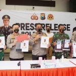 Wakapolda Jatim Brigjen Pol. Drs Slamet Hadi Supraptoyo, didampingi Kapolres Gresik AKBP Arief Fitrianto saat memamerkan pelaku penebar hoax. foto: ist.