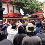 Kabag Umum DPRD Kota Kediri, Tri Krisminarko saat menemui pendemo. (foto: MUJI HARJITA/ BANGSAONLINE)