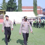 Kapolres Kediri, AKBP Agung Setyo Nugroho, saat melakukan inspeksi pasukan. Foto: Ist