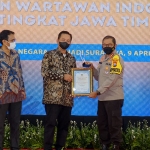 Pemberian penghargaan PWI Jatim Award 2021 kepada Kapolresta Sidoarjo. (foto: ist)