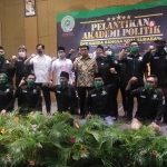 Para pengurus DKC Garda Bangsa Kota Surabaya seusai dilantik foto bersama. foto: didi rosadi/ bangsaonline.com