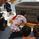 Sejumlah remaja di Kota Kediri saat belajar baca aksara Jawa Kuno di museum Airlangga. Foto: Ist 