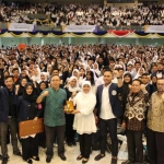 Khofifah foto bersama Rektor Unair Prof. Dr. Mohammad Nasih, SE., serta seluruh mahasiwa baru.