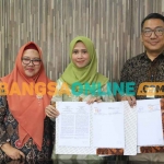 Wakil Bupati Gresik, Aminatun Habibah, bersama Ketua Dekranasda Gresik, Nurul Haromaini Ali Akhmad Yani, serta Section Manager General Affair PT Smelting, Indra Junor. Foto: SYUHUD/BANGSAONLINE
