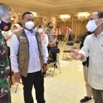 Bupati Gus Yani berbincang dengan Dandim 0817 Letkol Inf. Taufik Ismail dan Ketua KPU Ahmad Roni usai sosialisasi aplikasi Silacak. foto: SYUHUD/ BANGSAONLINE