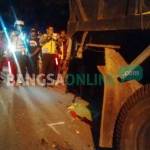 Polisi saat melakukan olah TKP dan dump truck yang ditabrak pengendara sepeda motor. foto: suwandi/ BANGSAONLINE