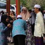 Bupati Tantri menyalami para jemaah haji.