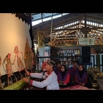 Dalang cilik Ki Madjid Panjalu saat tampil dalam pagelaran wayang ‘Gemati Marang Bumi’. Foto: Ist 