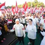 Gubernur Khofifah saat mengikuti Jalan Sehat 1 Muharram 1445 H di Masjid Nasional Al Akbar Surabaya.