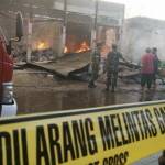 Pasar Kolpajung yang terbakar langsung dilingkari Police Line guna keperluan olah TKP. foto: rizal/BANGSAONLINE