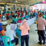 Pelaksanaan vaksinasi para pekerja pabrik rokok di Kecamatan Geneng, Kabupaten Ngawi.