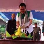 Wali Kota Malang Abah Anton potong tumpeng meresmikan Expo Karya Produk UMKM se Kecamatan Sukun Kota Malang foto: putut priyono/ BANGSAONLINE