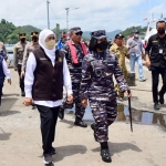 Gubernur Jawa Timur, Khofifah Indar Parawansa, saat berada di TPI Sendang Biru, Malang.