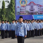 Para ASN Pemkab Gresik saat mengikuti upacara peringatan Hari Otonomi Daerah ke XXI. foto: SYUHUD/ BANGSAONLINE