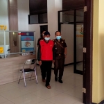 Tersangka saat digelandang ke kantor Kejari Trenggalek.