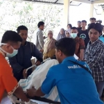 Jenazah Muis saat akan dimasukkan ke ambulans dibawa ke rumah duka.