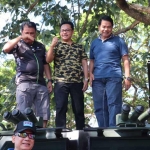 Plt. Wali Kota Malang Sutiaji, bersama Sekkota Malang Wasto, dan Direktur PT. Pindad Abraham Mose, saat berpose di atas Panser Anoa, Sabtu (18/08). foto: ist