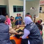 Gubernur Jawa Timur Khofifah Indar Parawansa membagikan nasi bungkus pada korban banjir di kawasan Patemon Jung Cang-cang Pamekasan Madura, Sabtu (19/12/2020).  foto: instagram/ khofifah.ip