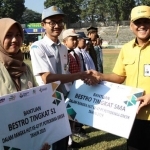 Dirut PG Rahmad Pribadi menyerahkan bantuan kepada siswa  berprestasi. foto: ist