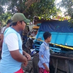 Truk belum bisa dievakuasi dan menjadi tontonan warga yang lalu lalang.