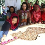 Puti Guntur saat ziarahi makam Pahlawan Nasional Wage Rudolf Supratman di kawasan Rangkah, Kota Surabaya, Rabu (23/5/2018).