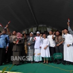 KH Isrofil Amar, Ketua PCNU Kabupaten Jombang saat berorasi dalam upacara ikrar nusantara bersatu di Alun-Alun Kota setempat, Rabu (30/11). foto: RONY SUHARTOMO/ BANGSAONLINE