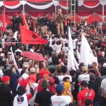 Ganjar Pranowo saat berkampanye yang diikuti ribuan massa di Lapangan Watu Gajah, Desa Bejagung, Kecamatan Semanding, Tuban, berjalan lancar, Jumat (2/2/2024).