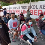 Suasana screening di kaki Jembatan Suramadu sisi Surabaya, Selasa (8/6/2021). (foto: ist)