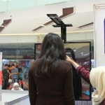 Pengoperasian cermin Hi-Me! karya tim mahasiswa Departemen Teknik Biomedik ITS untuk mengukur delapan parameter tanda vital tubuh. (Ist)