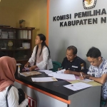 Para difabel mendaftar di kantor KPU Ngawi. foto: ZAINAL ABIDIN/ BANGSAONLINE