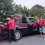 Tim Baguna PDI Perjuangan Kabupaten Kediri bersiap melakukan penyemprotan disinfektan ke sejumlah tempat. foto: ist.