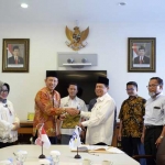 Wali Kota Masud Yunus usai menandatangani MoU dengan pihak PENS perihal pembangunan kampus di Pulorejo. foto: PENS for bangsaonline)