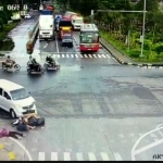 Tangkapan layar rekaman CCTV saat terjadinya kecelakaan melibatkan pengendara motor dan mobil di pintu masuk Tol KLBM di Bunder, Kebomas, Gresik. foto: ist.