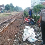 Kapolsek Sidoarjo Kompol Rochsull saat mendatangi TKP bunuh diri KA di Jalan Lemah Putro Sidoarjo.