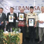 Prof Aminuddin Kasdi (tengah) bersama Dahnil Anzar (kanan) dan Dr Hufron, saat memberikan pemaparannya di acara Oase Bangsa (obrolan seputar kebangsaan) d Hotel Quest. foto: YUDI/ BANGSAONLINE