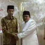 KH Muchlis Muhsin bersama Presiden RI Joko Widodo dalam suatu acara. foto: istimewa/bangsaonline.com