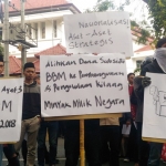 Sebanyak 40 mahsiswa campuran tergabung di IMM Malang Raya, saat berdemo di depan gedung DPRD Kota Malang, menyuarakan penolakan harga BBM 1 Juli 2018, Selasa (10/07). Foto : Iwan Irawan/BANGSAONLINE